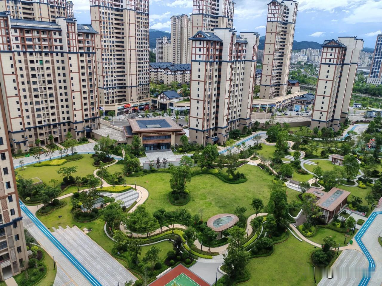 很多人觉得，二婚组建家庭也是一种幸福的归宿，只要真心相待，同样能有美满的生活。尤