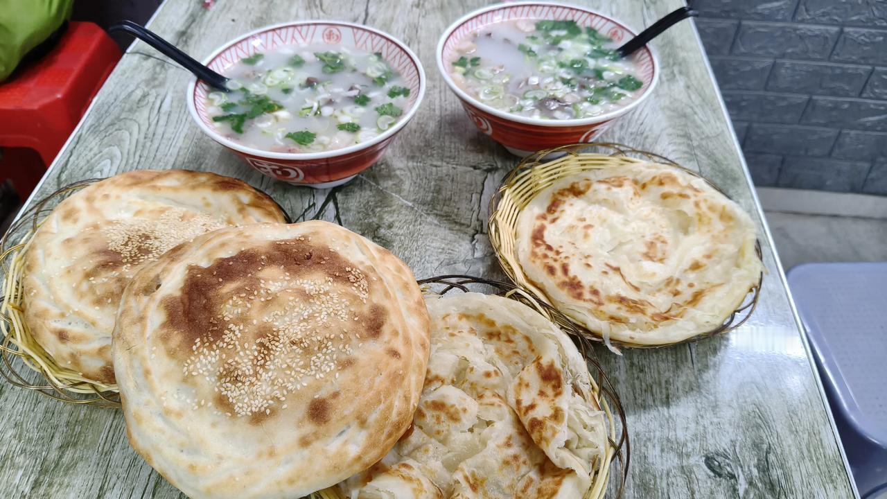 三伏天吃什么食物最解暑出透汗，感觉真爽，羊汤大饼，呵呵，突然想起来翠萍[偷笑]