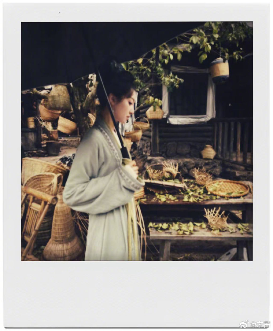 宋茜山河枕楚瑜拍立得照 宋茜《山河枕》楚瑜拍立得照来啦~小山村和楚瑜我都想珍藏！