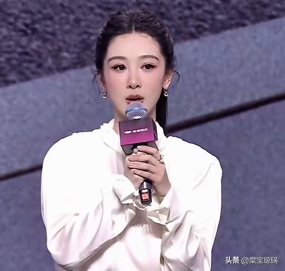杨紫真的太大胆了，
不是因为露脑门，也不是因为扎马尾，而是因为穿了一个五五分的裤