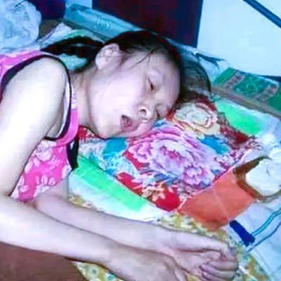 河北15岁女孩，被哥哥打了2巴掌后突然瘫痪，卧床近20年，父母离开后，嫂子开始照