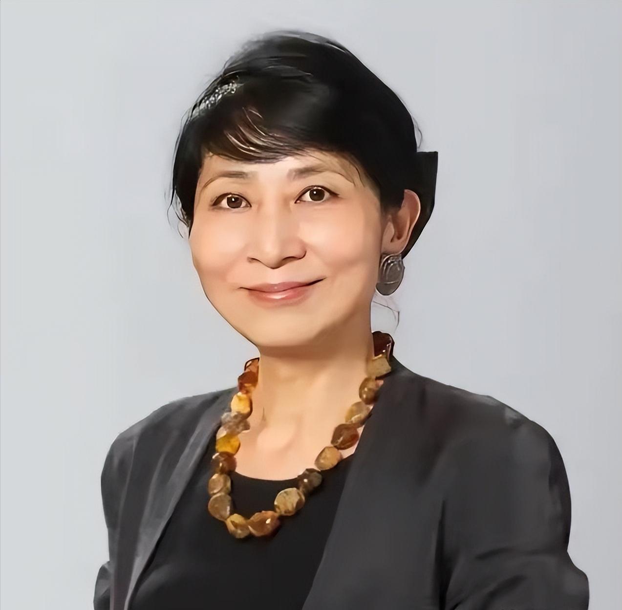 她当选香港立法会议员，上任后便公然挑衅国家底线，甚至在议会中刻意拒绝使用中文发言
