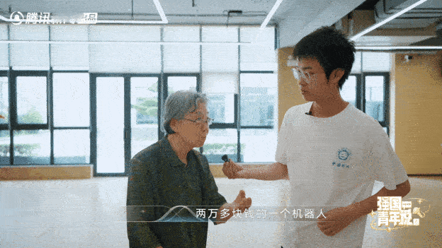 月薪8千护工和2万机器人你选谁 强国青年说 我奶奶就特别不喜欢机器，说冷冰冰的吓