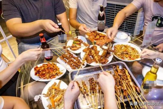 山东潍坊，男子约朋友喝酒吃宵夜，饭后女子赵某要回家，男子却将她带到了酒店，还把两