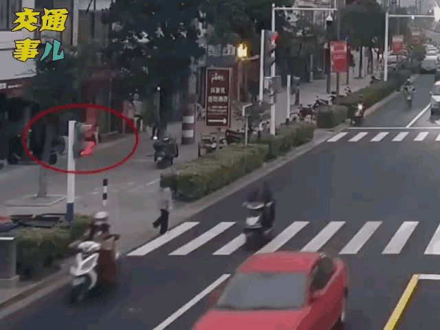 行人穿红灯，还走的那么悠闲，下次应该长点记性了