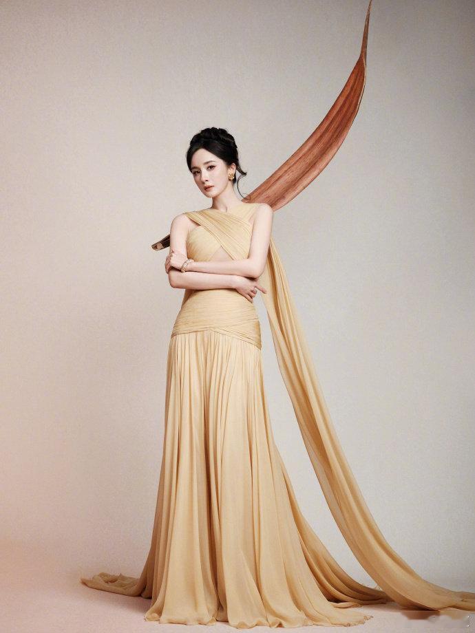 没人比杨幂更懂眸略 杨幂的眼技杀堪称内娱独一份，近期活动里紧致眼周线条搭配风情眼