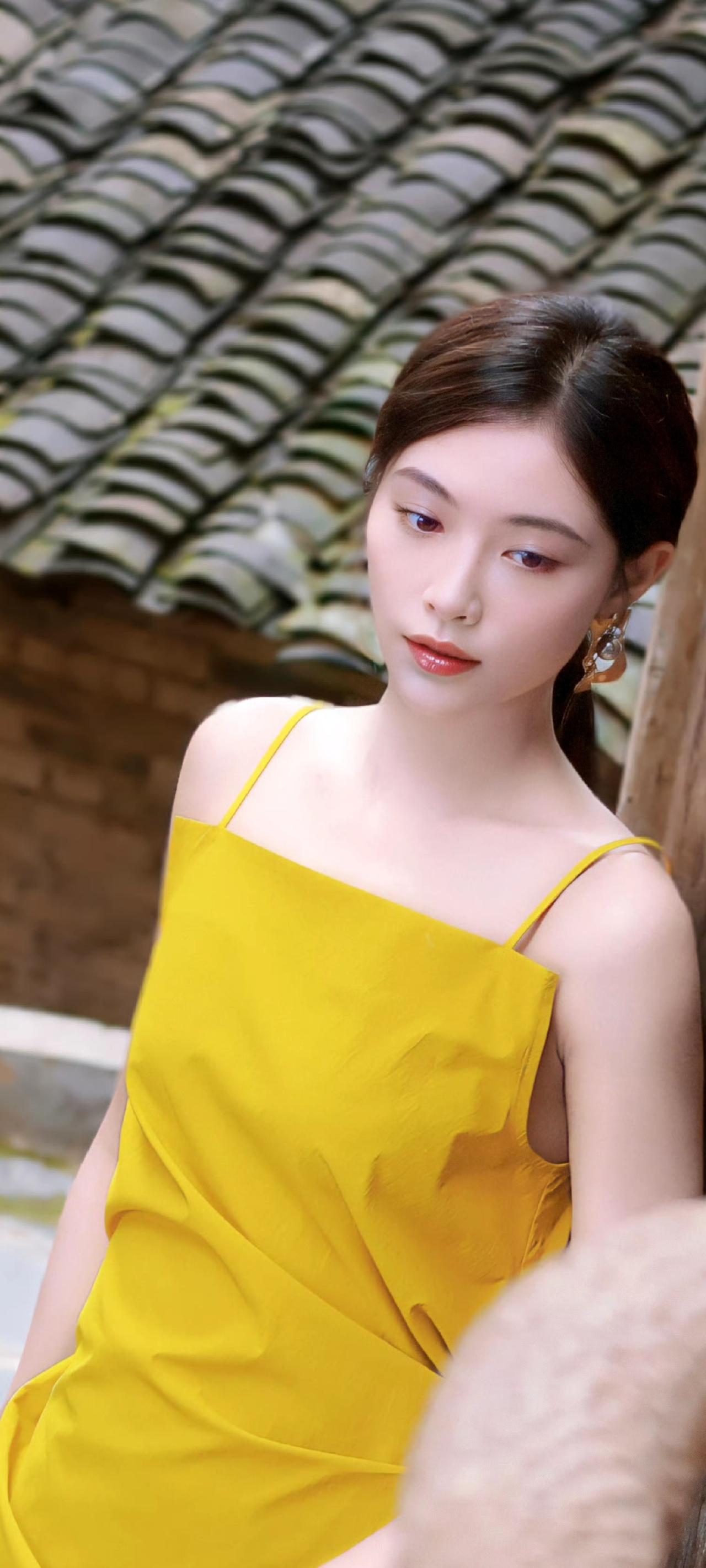 许佳琪一袭姜黄吊带裙美翻了！古韵庭院里的明艳氛围感，鲨疯了✨

谁能拒绝许佳琪的