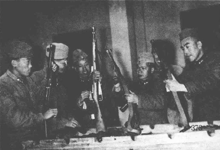 1958年10月，军委炮兵组织炮兵机关院校的310名干部下连当兵和1394名干部