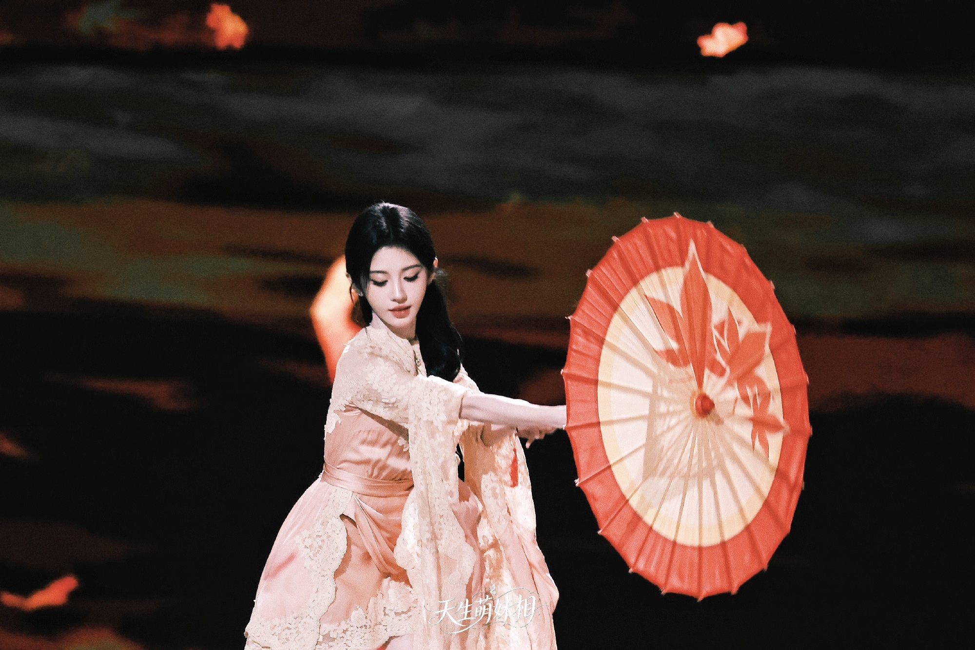红叶最多情 一舞寄相思🍁鞠婧祎