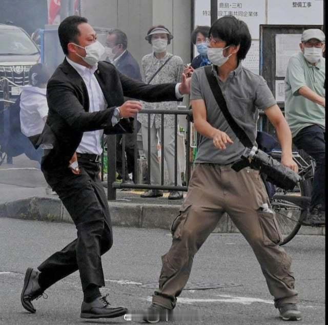 兵器影像 4年前，日本街头，一名JK被特勤人员撞倒。 