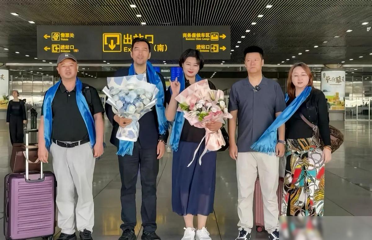 近日，于娜和朋友们一起去了乌和浩特养老院慰问老人，参加完《21天重养自己》后，她