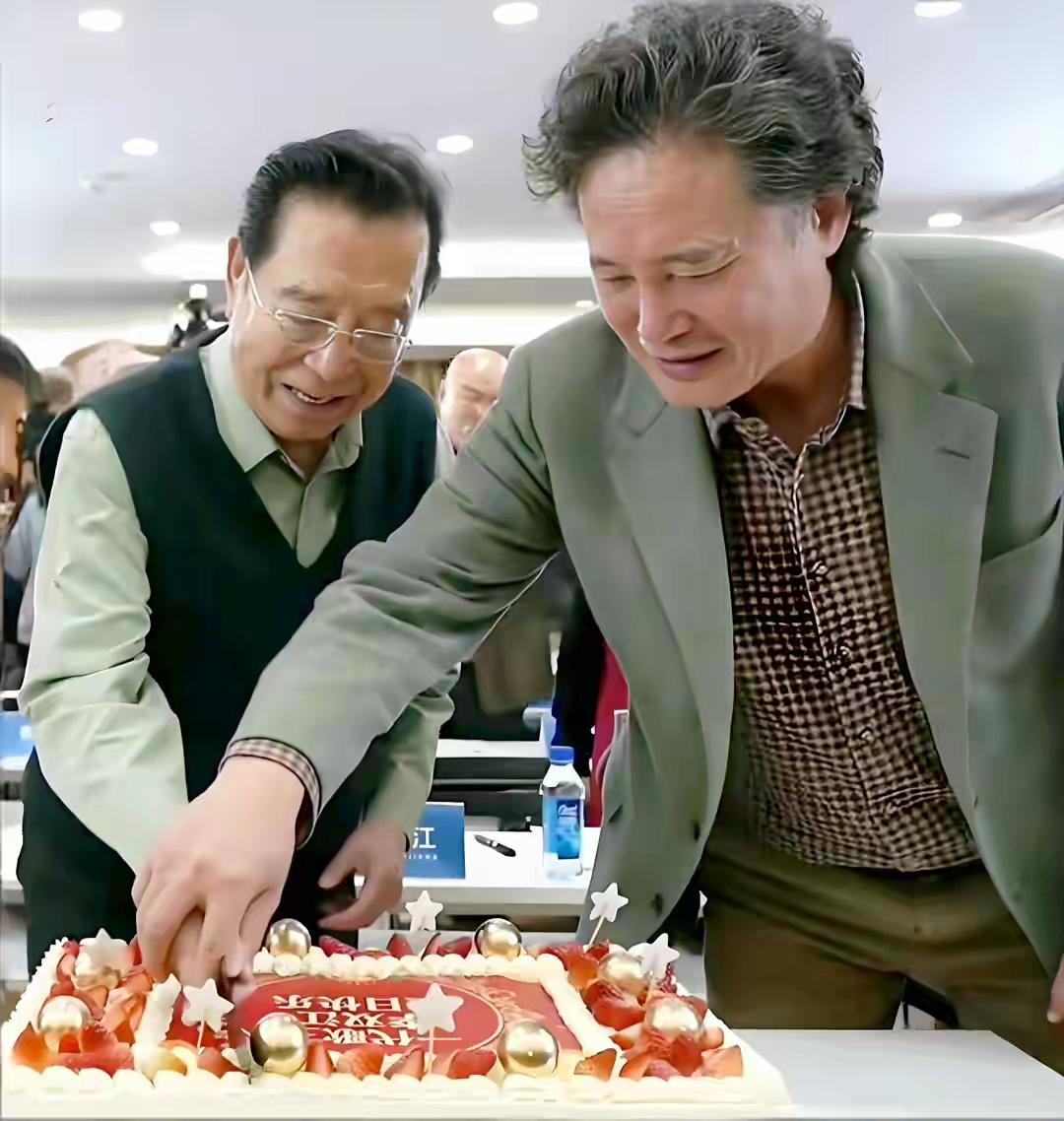 3月24日李双江在合唱团考核现场被弟子戴玉强等人庆生，因梦鸽和儿子没在身边，离婚