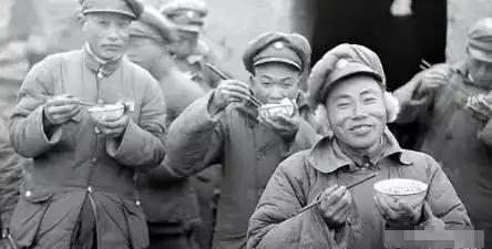 1948年 ，国民党团副班长郭占山因三天未进食，裹着白床单爬进解放军阵地讨饭，一