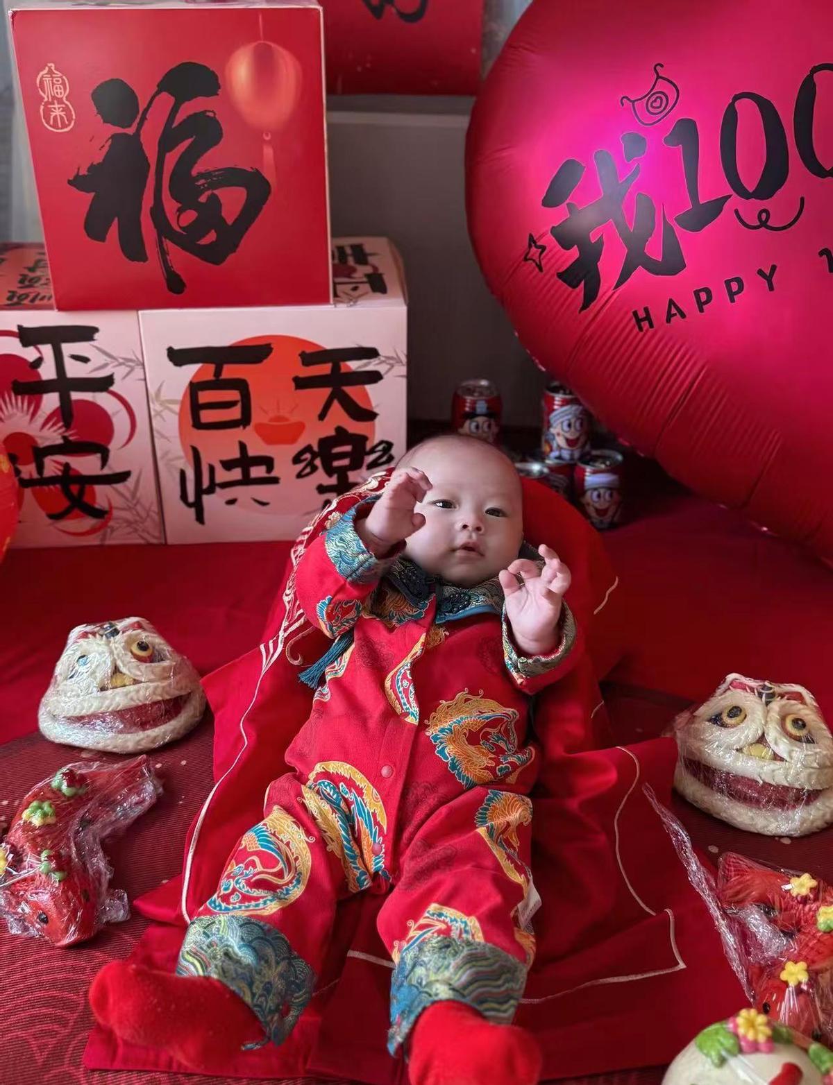 百天了，小家伙会笑了，能抬头了，眼神跟人对上了。
家里没摆大宴，就拍了张照，挂墙