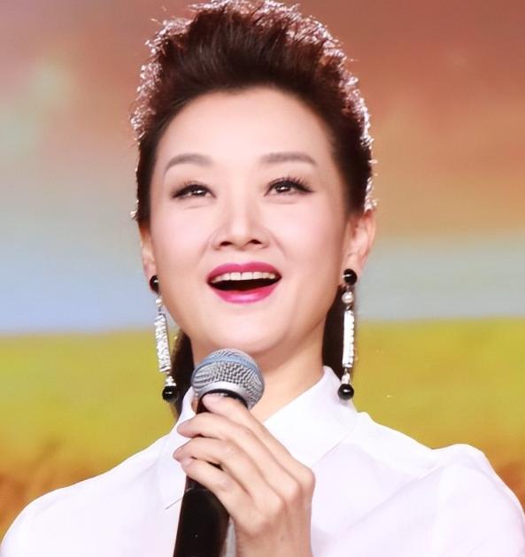 1996年，宋祖英亲手把18岁的小保姆送进了监狱，一判就是12年，而这个保姆还是