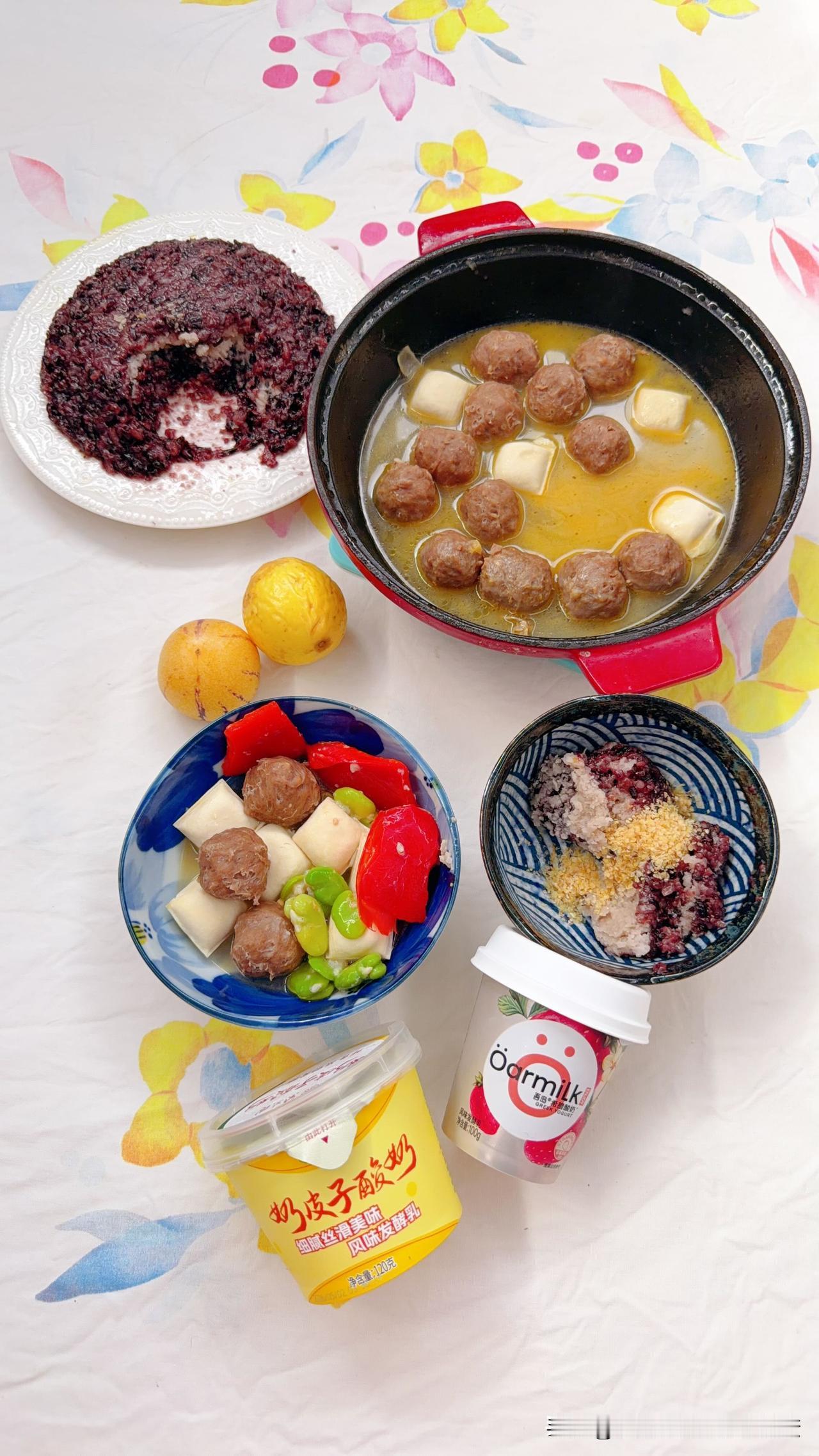 潮汕牛肉丸子石屏豆腐汤，吃三个。黑米芋泥饭一口，小麦胚芽。加餐希腊酸奶，奶皮子酸