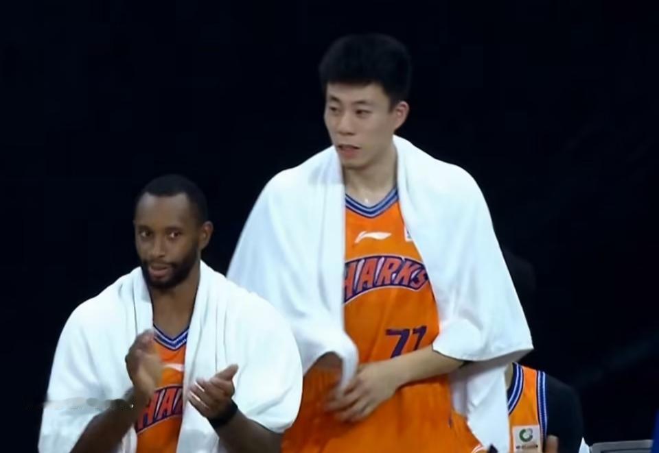 北京时间12月11日，今天上海男篮办了新赛季的出征仪式，王哲林会担任上海男篮队长