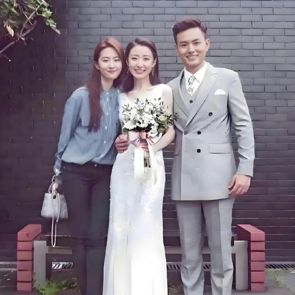 很多人觉得刘亦菲的美被放大了。
这是中华小姐环球大赛冠军黄橙子和邓男子的婚礼现场