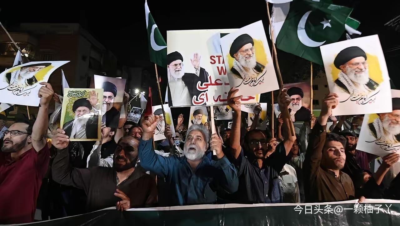 美伊冲突升级后，相关消息传到巴基斯坦，当地民众反美情绪直接爆发，大批人聚集到美国