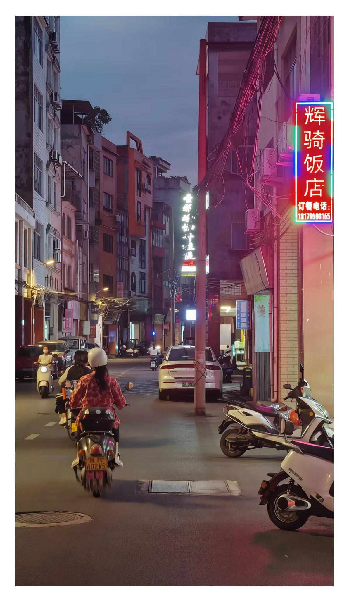 夜晚的街道，挺安静的，散步锻炼方便。