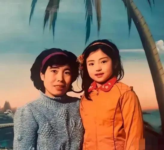董璇曾说过她小时候她妈妈周围的同事都夸她漂亮，人人都知道她妈妈有个漂亮女儿。

