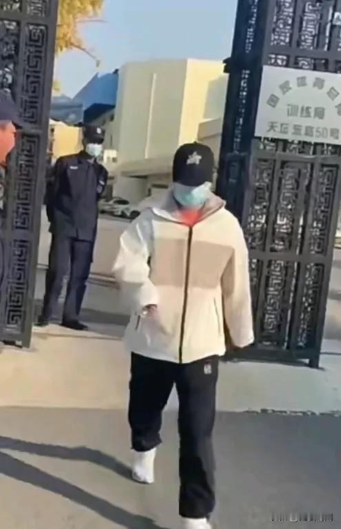 今天见到了24岁的莎莎，这可是她在过完生日之后第一次出现在公众视野里呢。她从体总