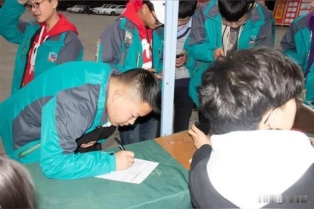 初中毕业就踏入社会，你认为还有逆袭的可能吗？