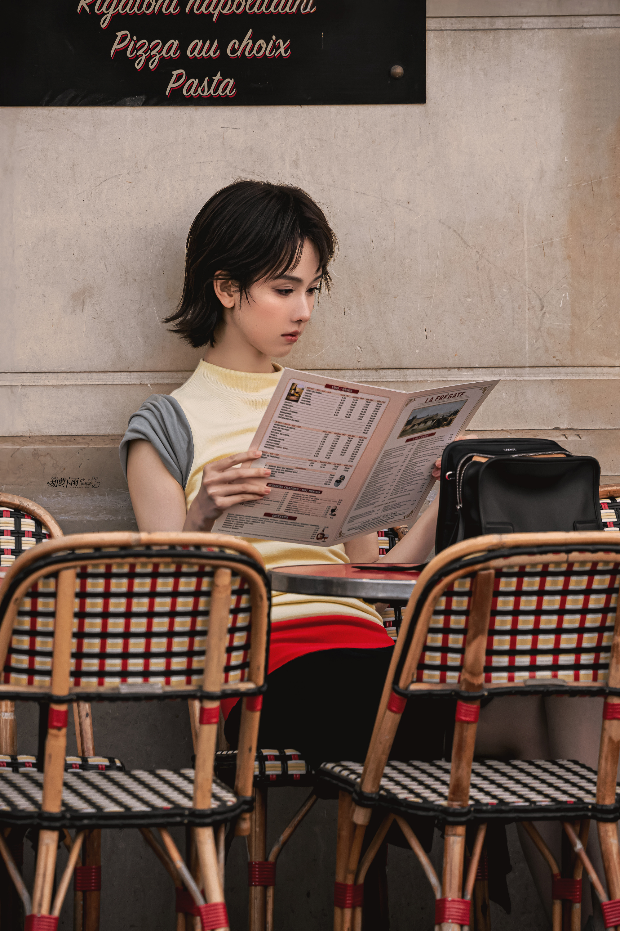 巴黎偶遇陈都灵陈都灵短发就这样把我俘获，又飒又美啊！ 