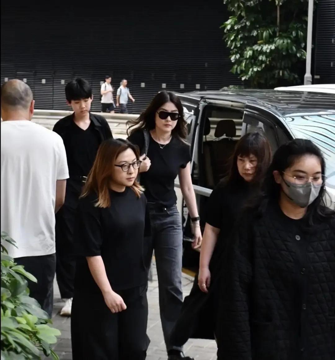 门当户对的婚姻果然稳定！陈慧琳婆婆去世，她带着两个儿子现身，她前后打点，面面俱到