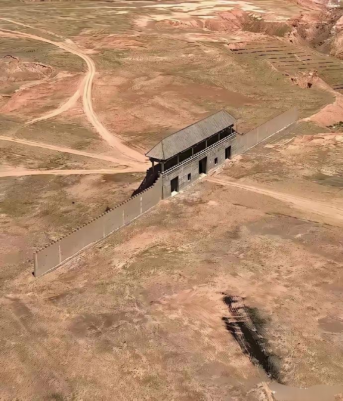 这个建起来是干什么的？这不就很轻易就能进去吗？你知道是干什么的吗？ 