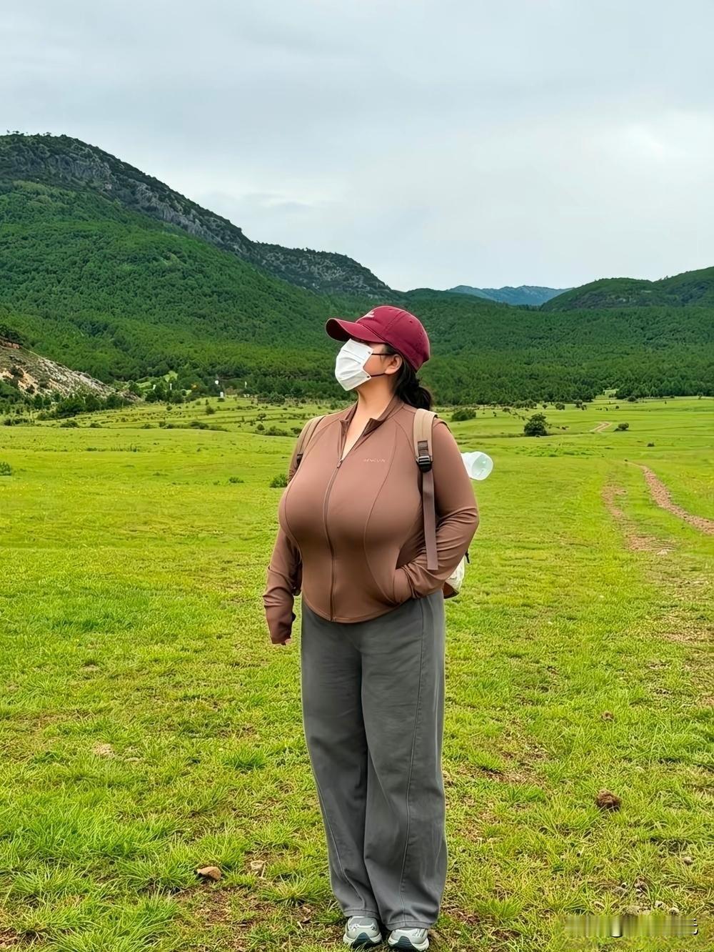 山野间空气清新，自在又舒心。

自然系拍照穿搭 自然穿搭自拍