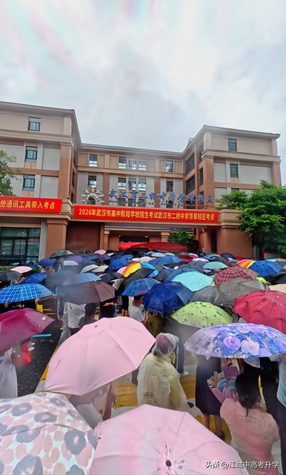 2026年武汉中考在滂沱大雨中完美收官，
无论考的成绩如何，已经代表一段历程的终