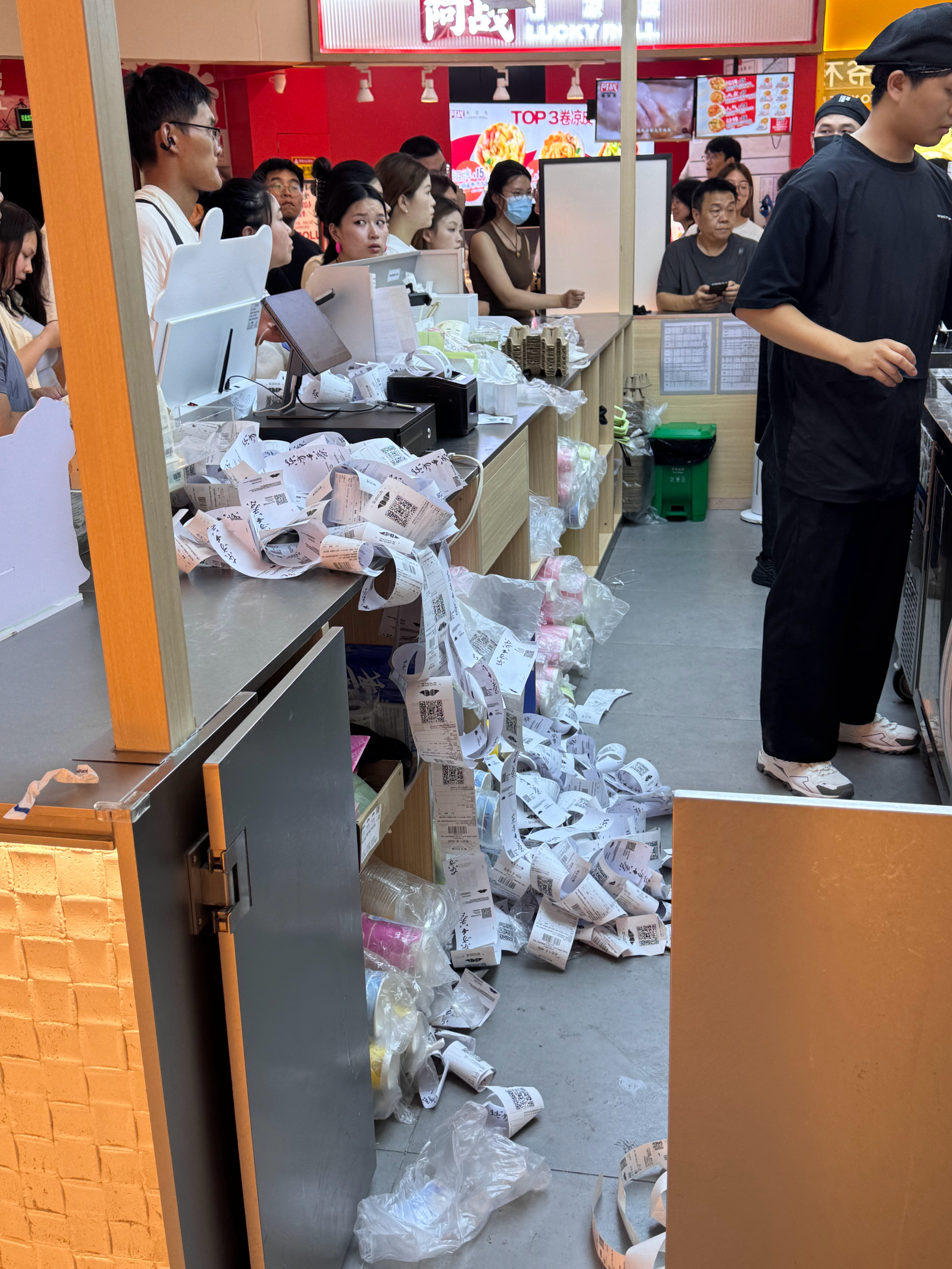 外卖商战差不多就行了呗我也觉得差不多就得了呗[并不简单]也凑了个热闹，知道要排队
