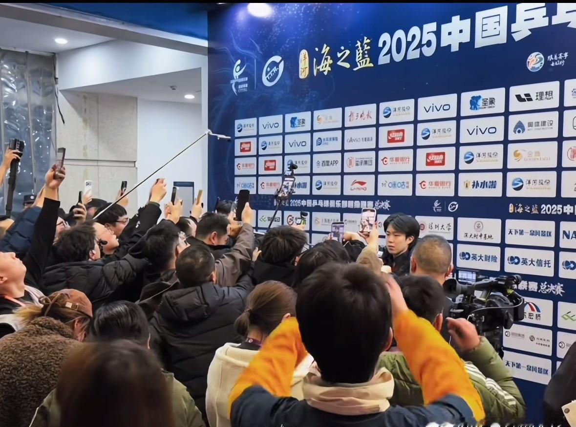 伤病让他发球更凶了。
医疗报告显示，王楚钦撕裂的韧带下，藏着一次技术迭代。
复出