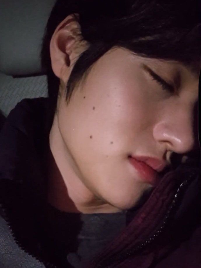 给小熙的左脸送上晚安吻💋睡了😪 