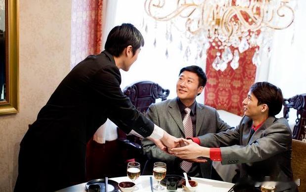 局长的儿子高考 686分，晚上我和妻子一起去他家送了一个两万元的红包，局长乐呵呵