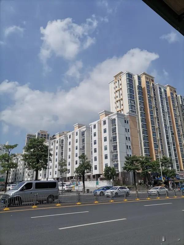深圳沙井二手价格上半年仍在探底，不少房源已经降到两三万一平米了。

举几个例子。