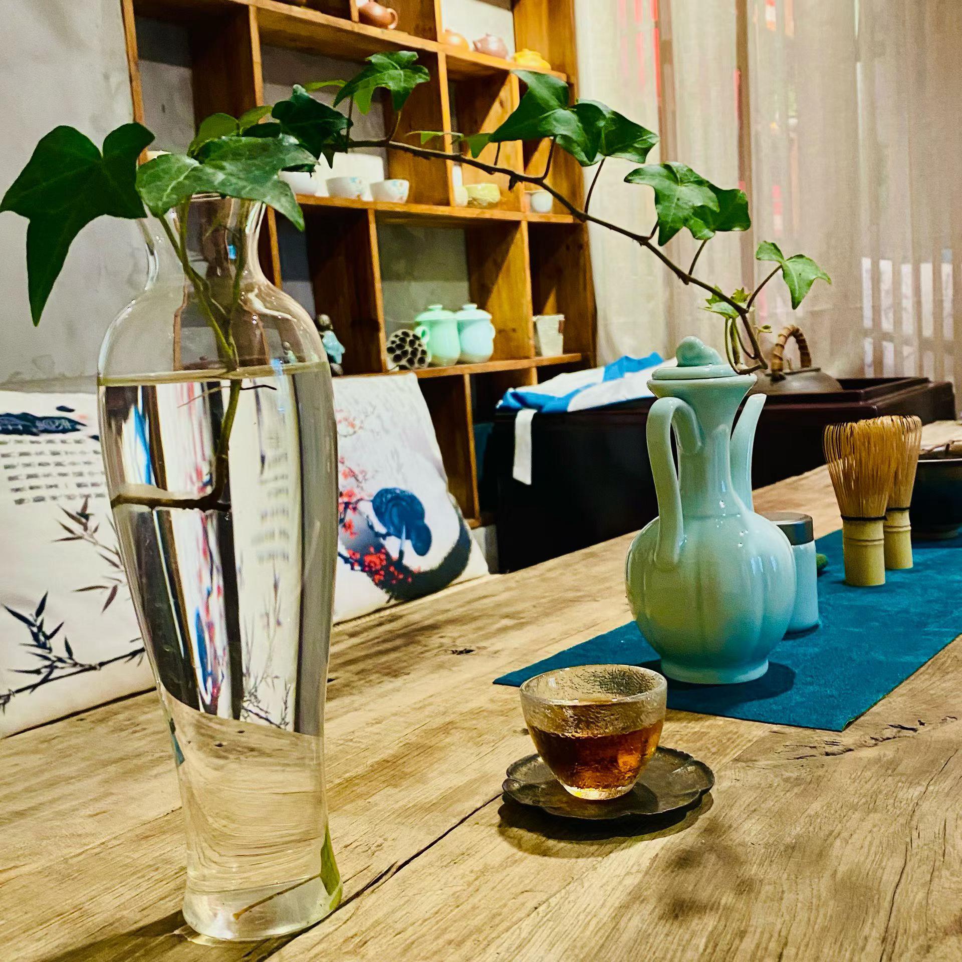 茶道[超话]  忙完了，就来歇一歇。一盏热茶，一方小室，给心灵放个短假。 ​​​