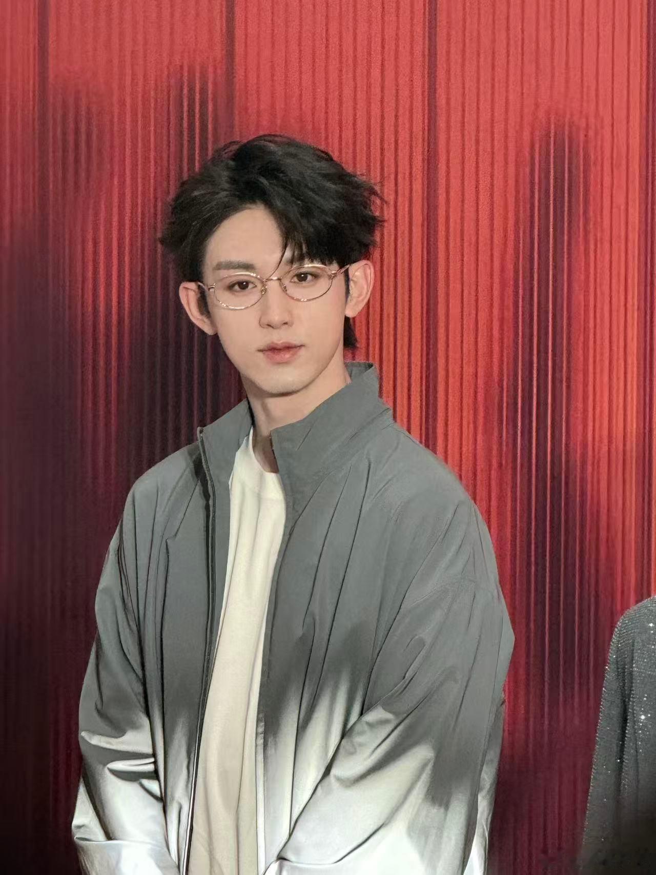 郭俊辰线下人气 郭俊辰线下活动人气太顶了，金丝眼镜一戴，灰白造型一穿，帅气值拉满