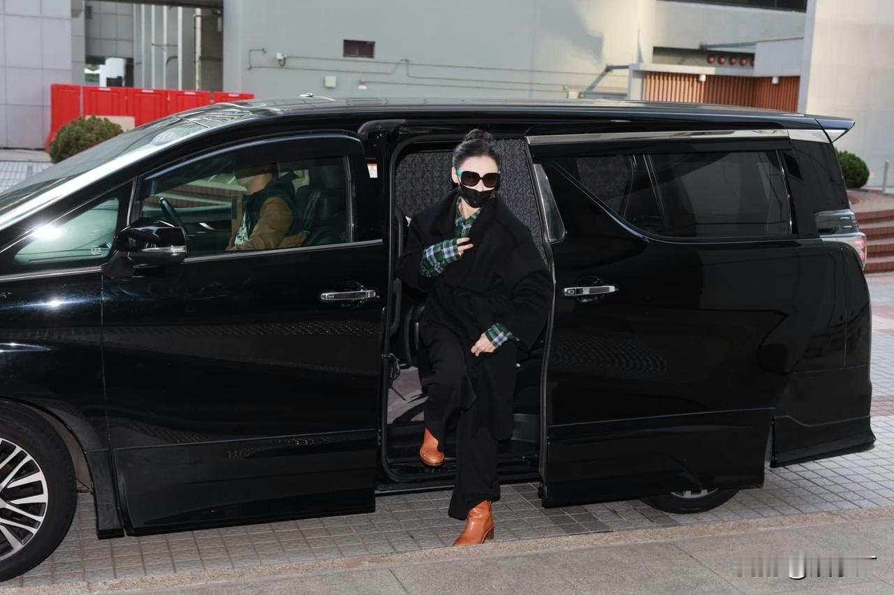 张柏芝和前经纪人余毓兴的1276万港元合约纠纷案今天早上继续开庭！她9点05分全