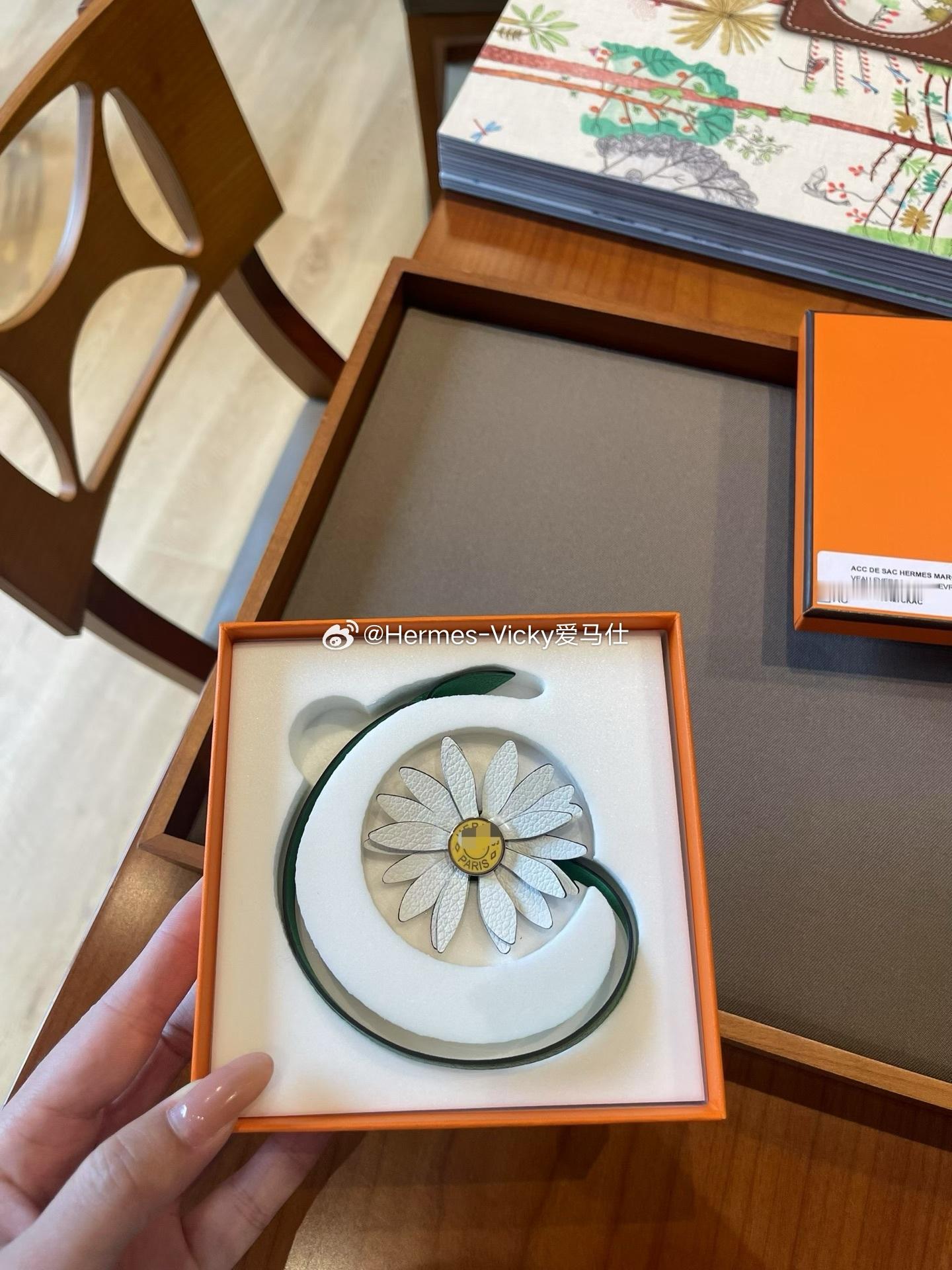 这个秋冬有一朵小雏菊花陪我们一起 把美丽和色彩开在手腕间MargueriteCh