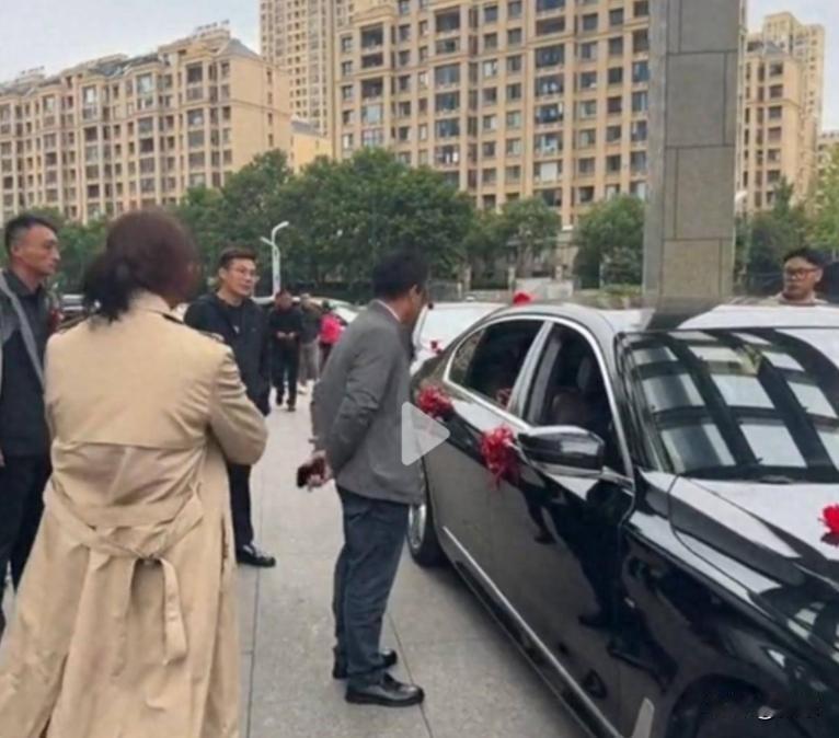 婚礼当天，婚车刚到村口就被一辆电动车拦住。女方父亲梁大叔拦在车头，红着眼吼道：“