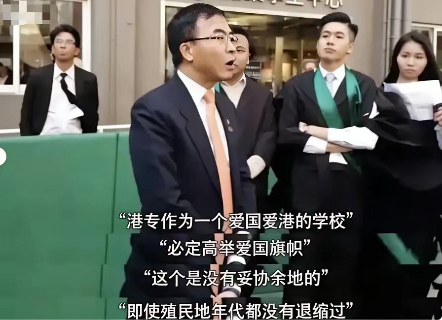 那天香港某所学校的毕业典礼上，国歌刚刚奏响，所有人齐刷刷站起来。可人群里有两个身