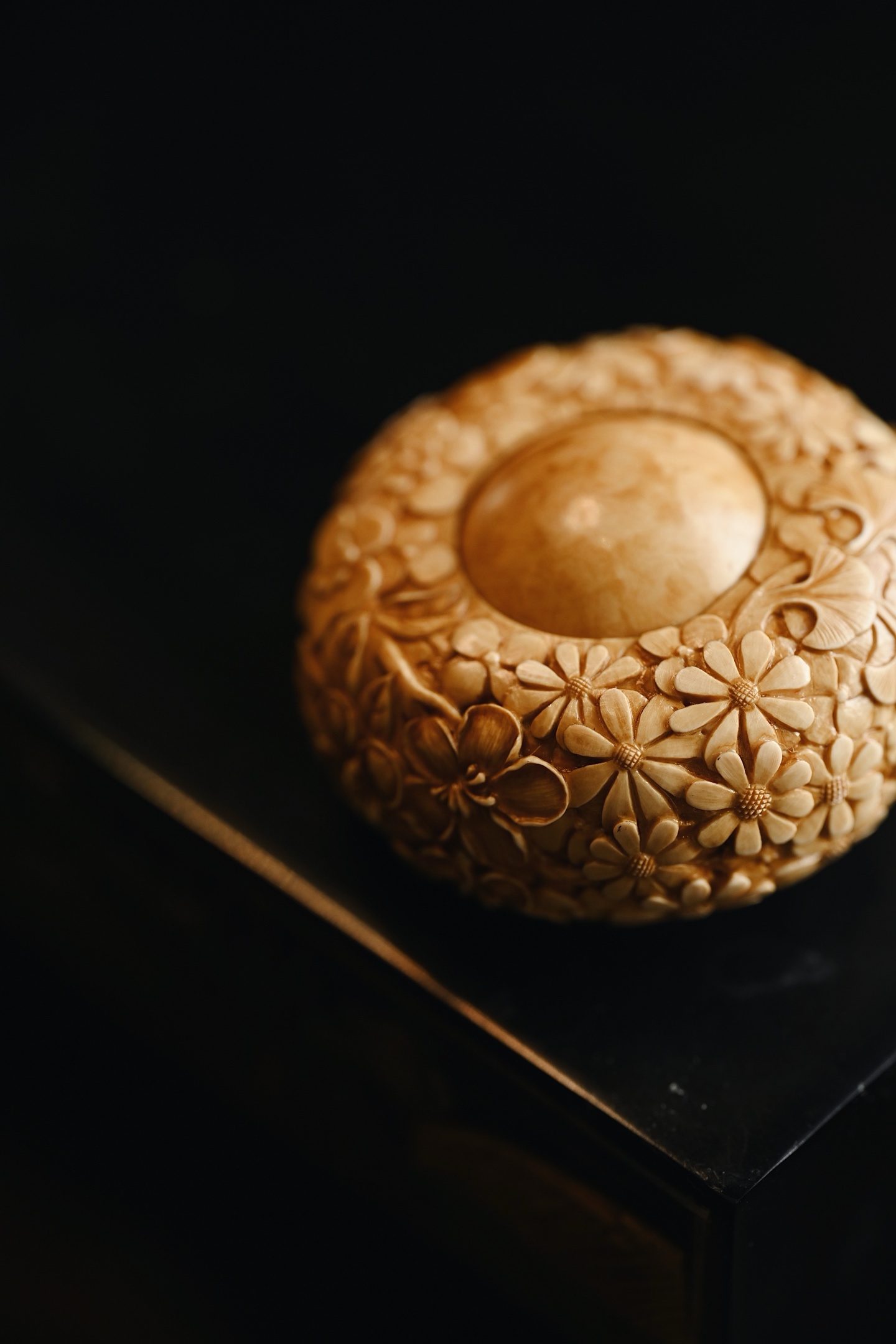 猛犸仿古 | 繁花 转运珠用料厚实，手感极佳，各式花卉雕琢饱满流畅，写实立体，把