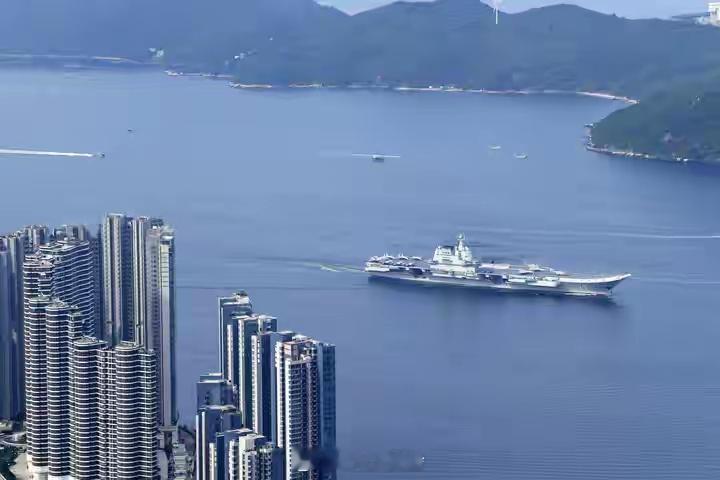 山东舰10架舰载战斗机列阵巨舰飞鲨护海天国安家好递祝福 ​​​