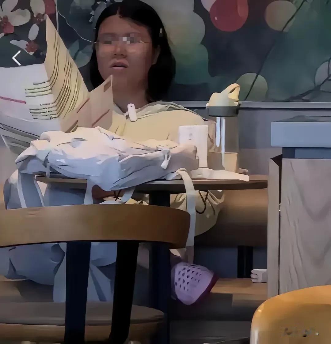 海口星巴克考公女生一事，真的可惜：好好的前途，亲手被自己毁掉。

这名在星巴克备