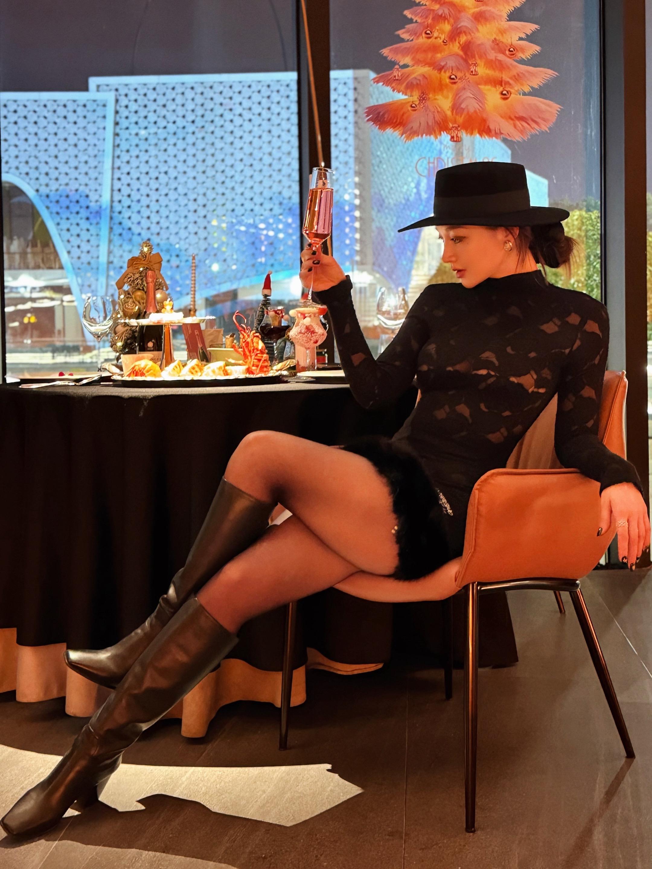 杭州圣诞氛围已到位🎄包出片的～ 周末逛钱江世纪城 被意坊门口的圣诞树...