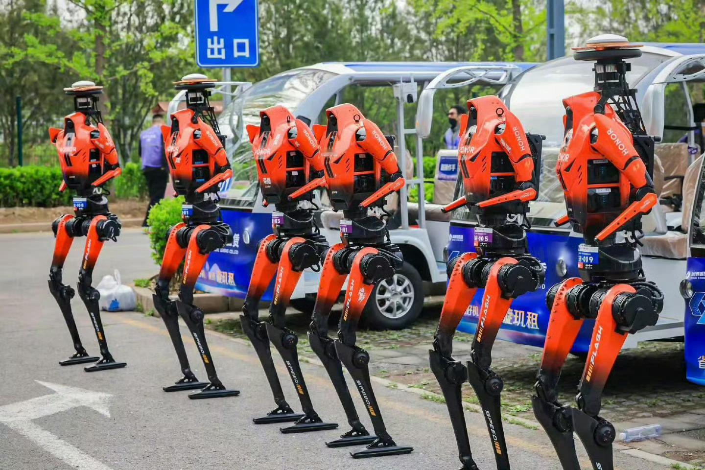 人民日报对话机器人半马冠军队最近有关注到亦庄机器人半程马拉松比赛，其中荣耀机器人