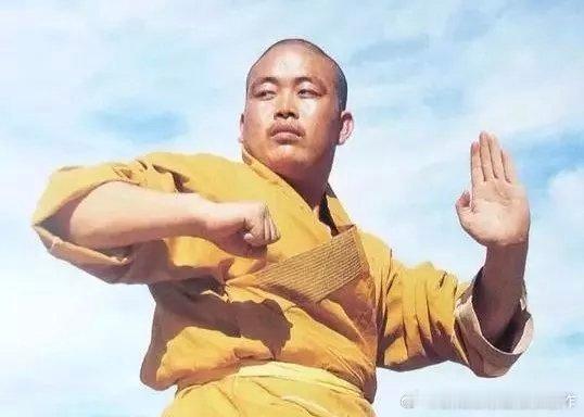 释永信武功怎么样？打得过成龙么？ ​​​
