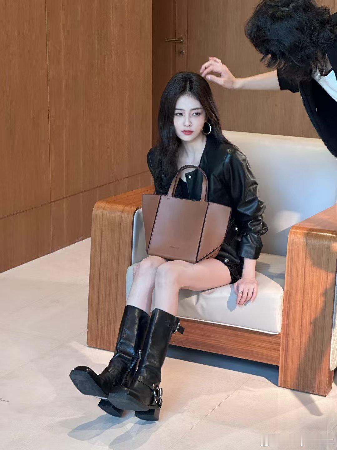 #白鹿黑色皮衣look##白鹿摩登Girl#白鹿这套黑色皮衣造型，一出来，真的惊